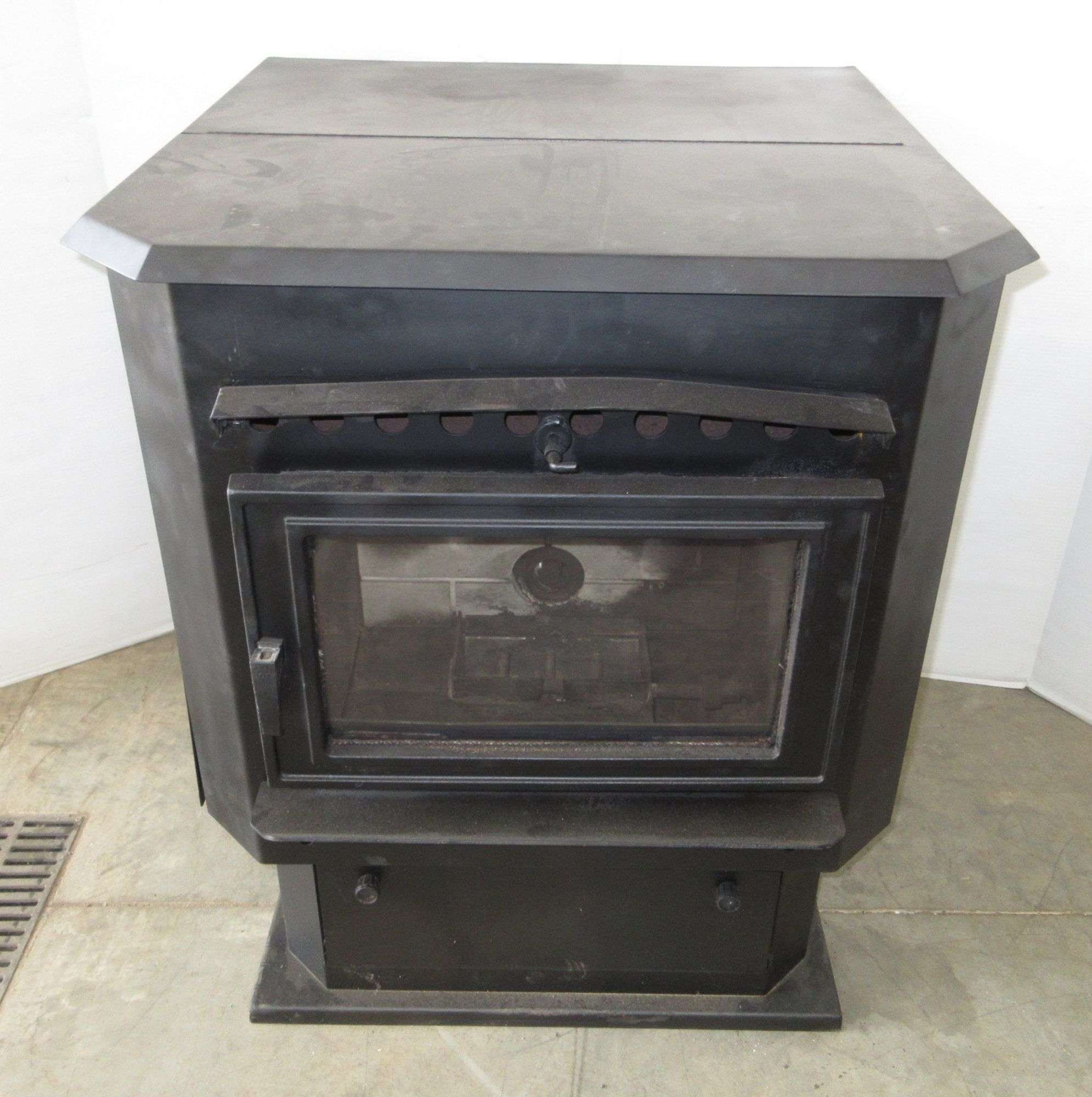 Corn/pellet stove, Magnum Countryside 3500P, burns corn or wood pellets,  has been refurbished including a new exhaust blower, works and operated as  it should, power cord is inside hopper, 28W x 28D