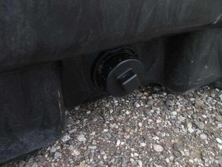 Rubbermaid 100gallon structural foam stock tank with drain plug, 31"W