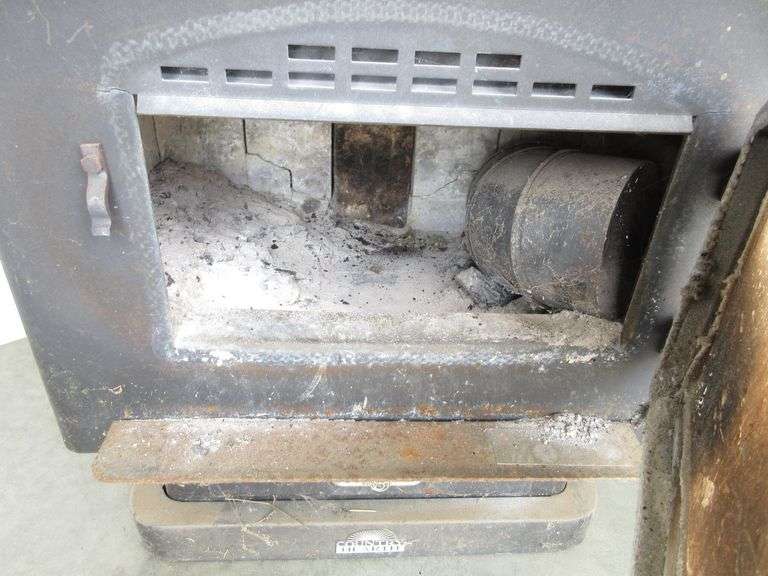 EPA approved country hearth/wood stove with 4' section of pipe and