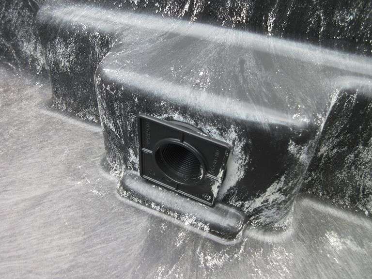 Rubbermaid 100gallon structural foam stock tank with drain plug, 31"W