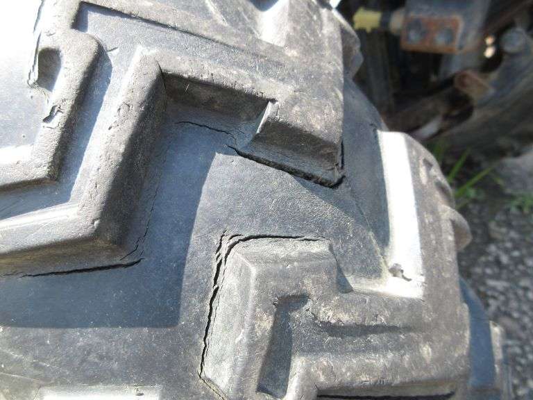 Fourwheeler 2x4, runs but needs a battery and some work, in used