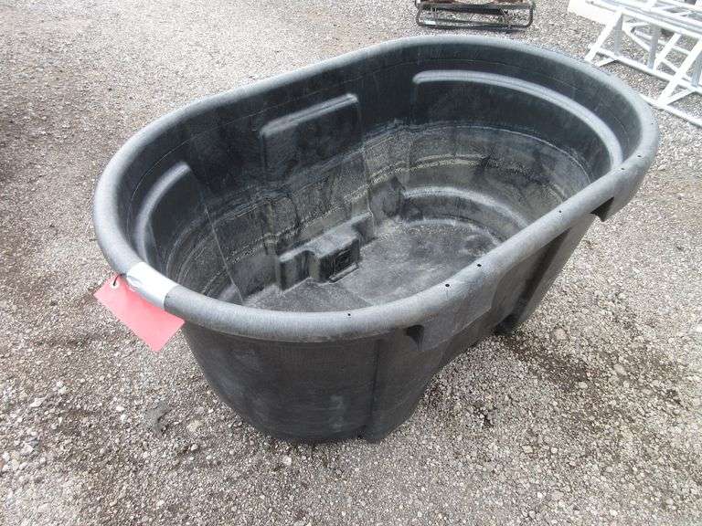 Rubbermaid 100gallon structural foam stock tank with drain plug, 31"W