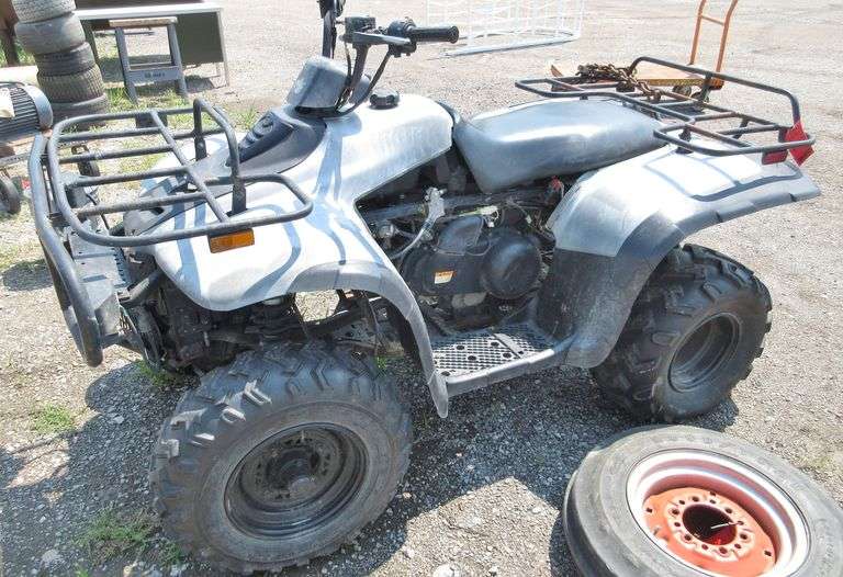 Fourwheeler 2x4, runs but needs a battery and some work, in used
