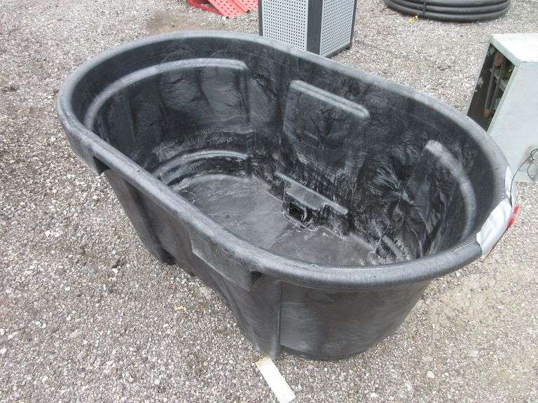 Rubbermaid 100gallon structural foam stock tank with drain plug, 31"W