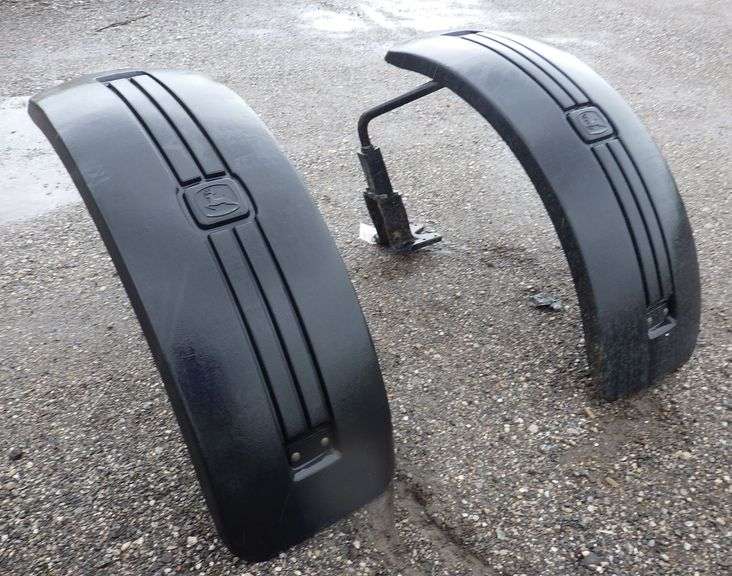 Front fenders for John Deere tractor, fair Albrecht Auction Service