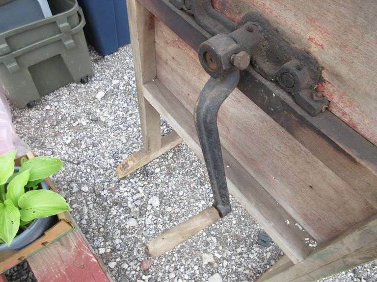 Vintage corn shucker, works Albrecht Auction Service