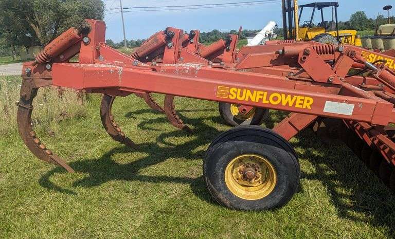 Sunflower 4010 5-Shank V-Ripper with Hydraulic Lift Cushion Coulters ...