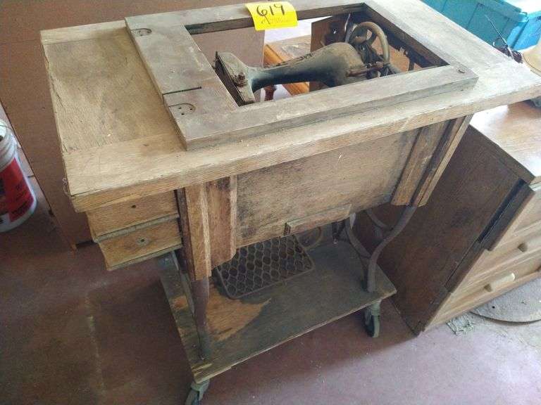 Vintage/Antique Elgin Sewing Machine Assiter Auctioneers