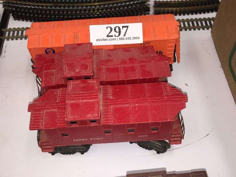 (3) Lionel "027" Plastic Box Car and 2 caboose need repair Assiter Auctioneers