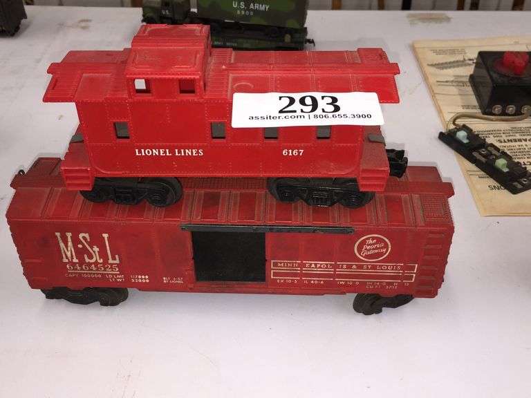 (2) Lionel "027" Plastic Box Car and Caboose Assiter Auctioneers