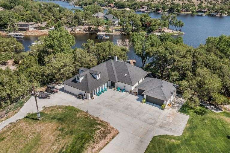 LAKEFRONT Home in Lake Tanglewood! Assiter Auctioneers