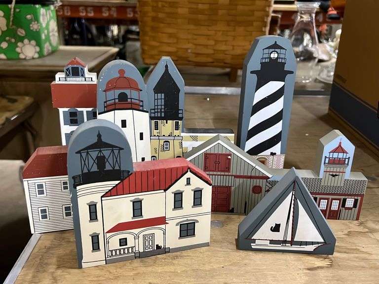 Cat's Meow Houses, Harbour Lights Light House Collectibles Baer Auctioneers Realty, LLC