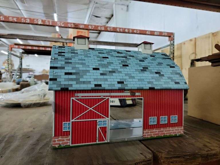 Vintage Metal Barn Baer Auctioneers Realty, LLC