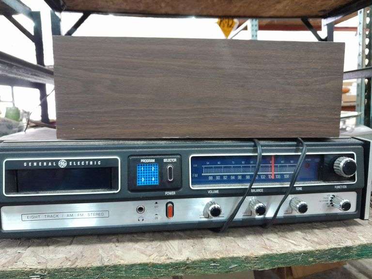 Ancien lecteur platine vinyle avec disque isolé sur fond blanc Photo
