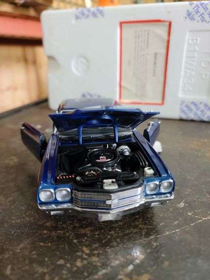 Pink Slips 1:24 W5 1971 Chevy Chevelle SS Die-Cast Car w/Base, Toys for Kids and Adults(Blue/Black Gradient)