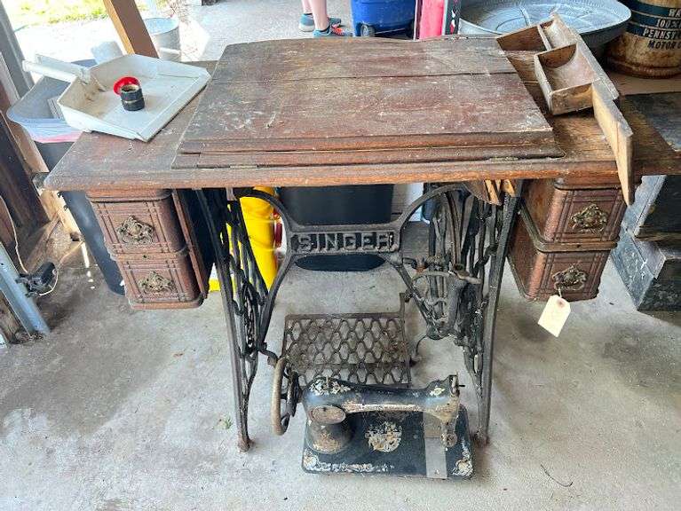 Singer Sewing Machine, Stand Baer Auctioneers Realty, LLC