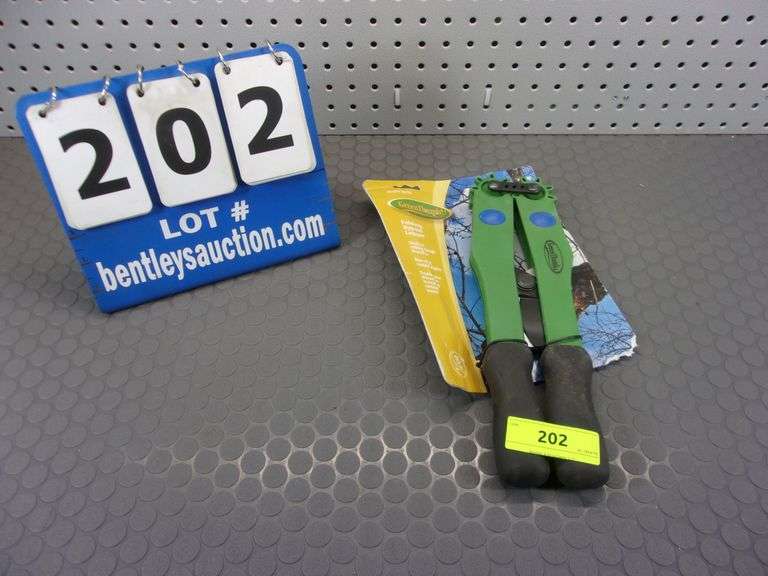GREEN THUMB FOLDING BYPASS LOPPER Bentley & Associates, LLC