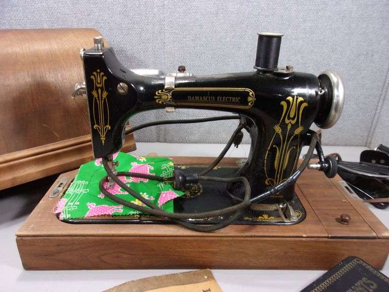 OAK CASED MONTGOMERY WARD DAMASCUS GRAND SEWING MACHINE Bentley