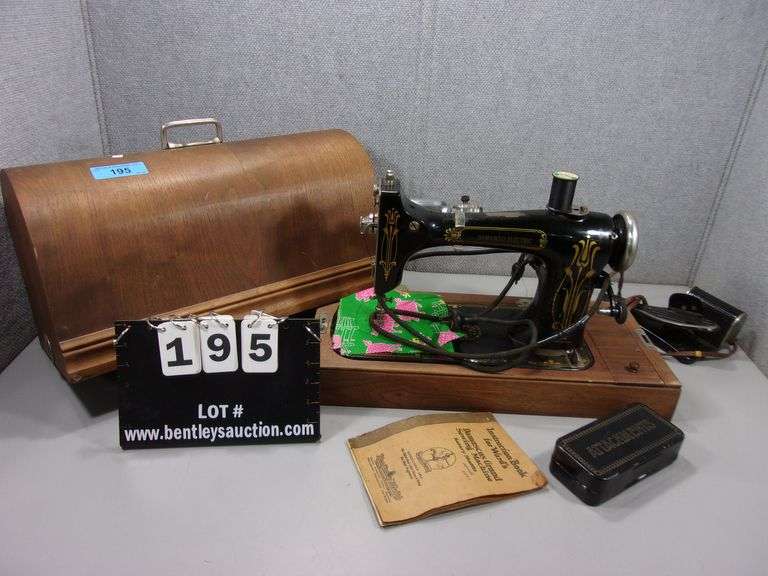 OAK CASED MONTGOMERY WARD DAMASCUS GRAND SEWING MACHINE Bentley