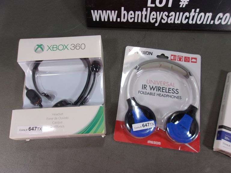1 XBOX 360 HEADSET, 1 XD VISION UNIVERSAL IR WIRELESS HEADPHONES, 1