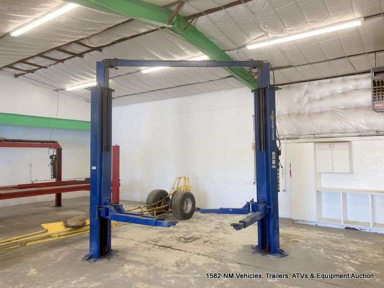 FORWARD MANUFACTURING MODEL 10000A 2POST CAR LIFT Bentley