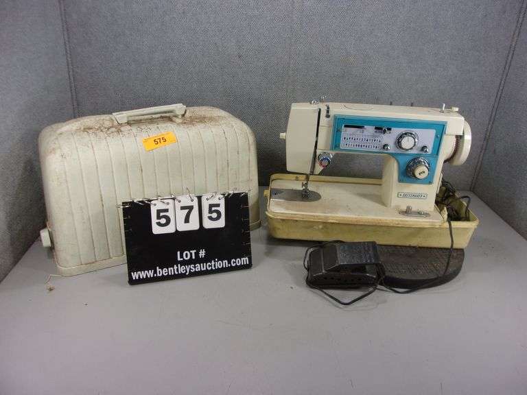 VINTAGE DRESSMAKER SEWING MACHINE WHITE & BLUE ELECTRIC IN CASE