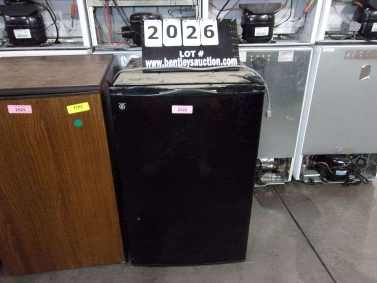 GE BLACK COMPACT REFRIGERATOR/FREEZER MODEL WMR04BAPBBB (FIRE LABEL