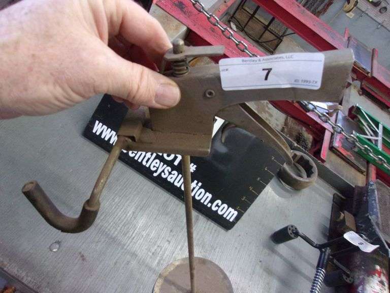 STEERING WHEEL HOLDER Bentley & Associates, LLC