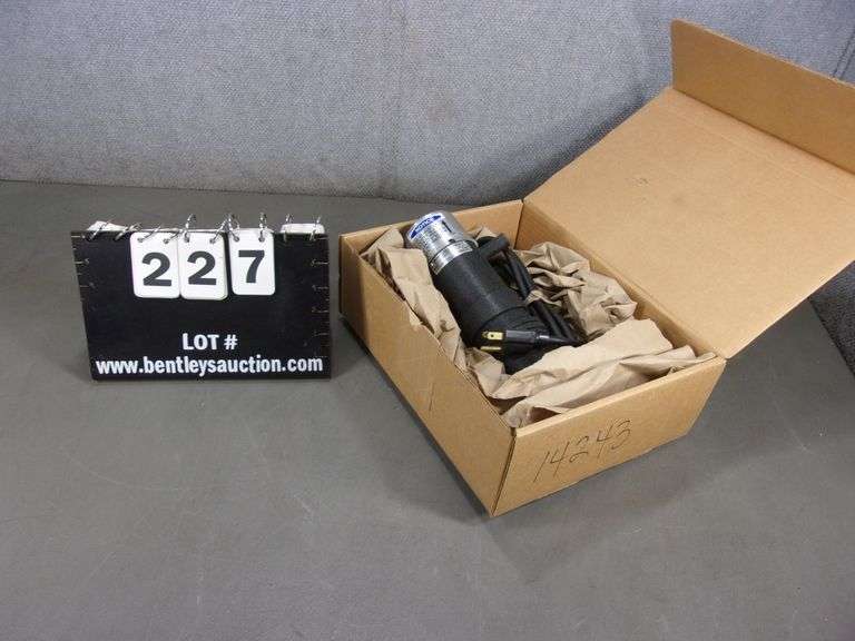 UNIVERSAL ENGINE HEATER COMPANY ENGINE HEATER MODEL 066034R Bentley