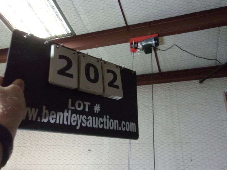 PITTSBURGH ELECTRIC RED ELECTRIC HOIST W/ HAND HELD CONTROLS Bentley