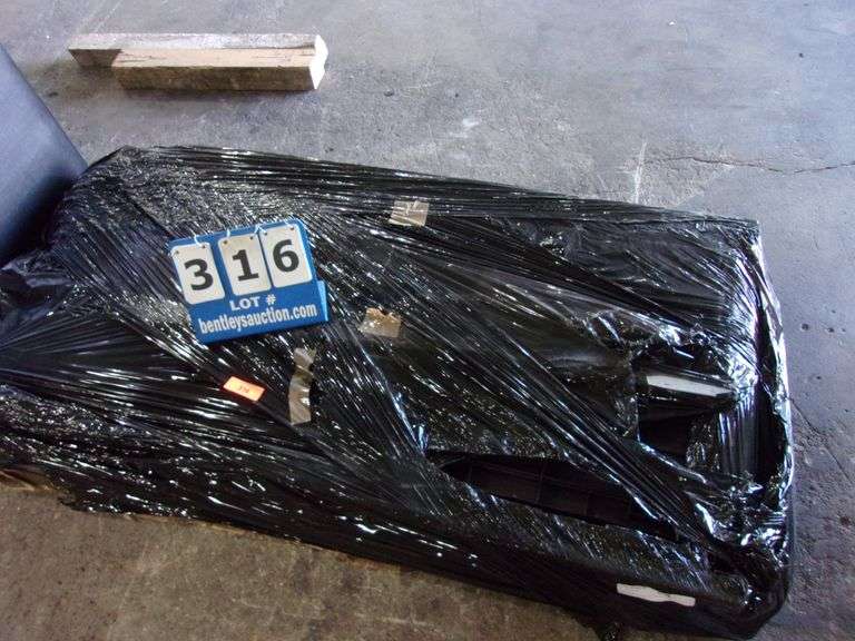 KETER DECK BOX, 165 GALLON **UNKNOWN IF COMPLETE** Bentley