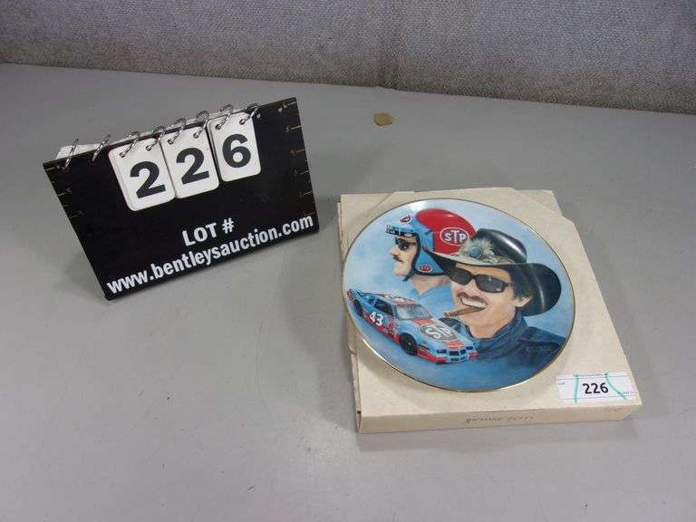 MEMORY LANE COLLECTIBLES KING RICHARD PETTY PLATE (5195 OF 25,000