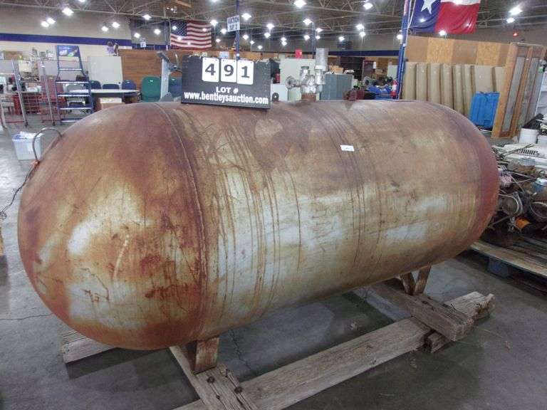 LARGE METAL (RUSTED) PROPANE TANK 1952 500GALLON PROPANE TANK