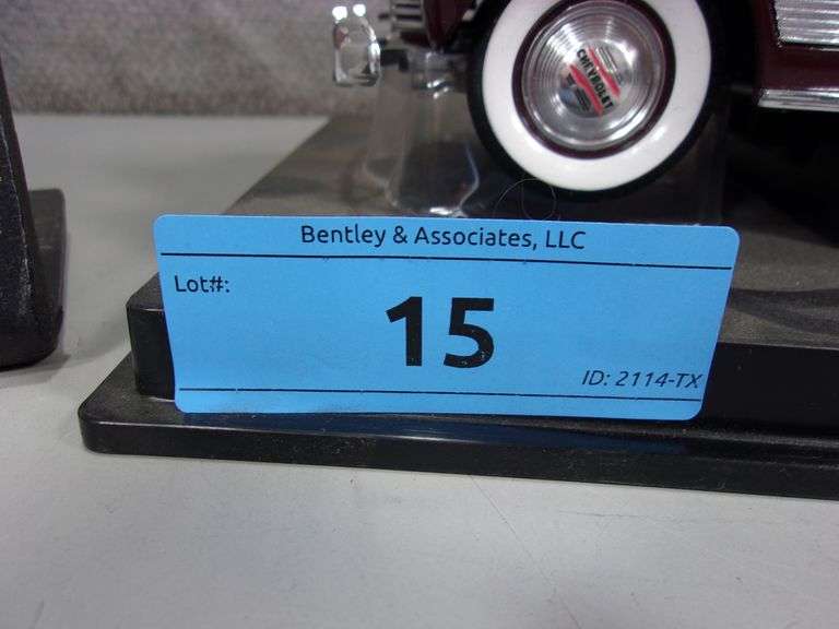 Universal Hobbies 1941 Chevrolet Deluxe Convertible Die Cast Metal 1/18 NOBox LE