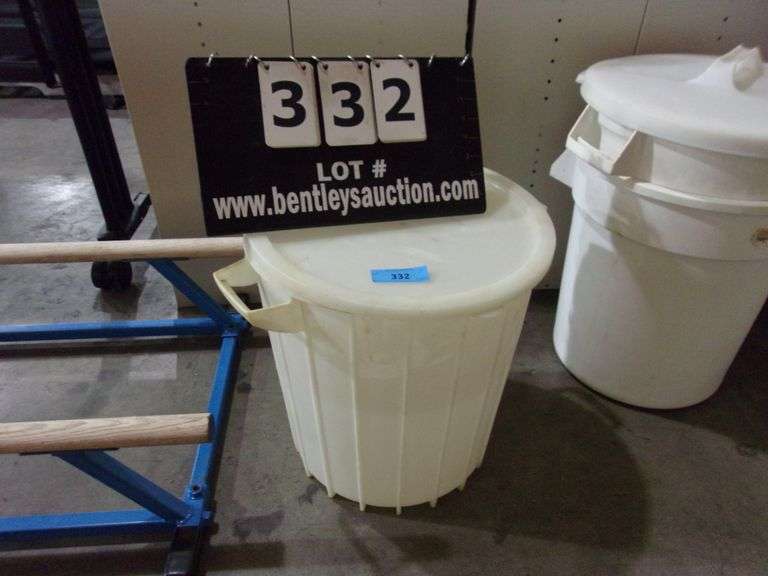 RUBBERMAID WHITE PLASTIC TUB W/ LID & HANDLES Bentley & Associates, LLC