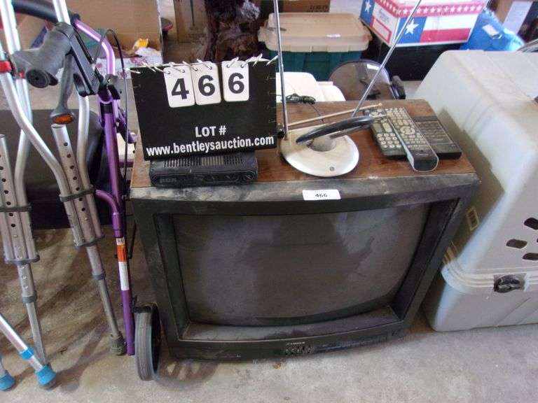 FISHER WOOD FRAMED BOX TV W/ RCA ATSC CONVERTER BOX & ANTENNAS