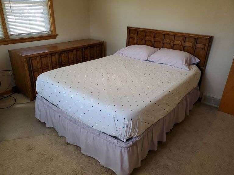 Thomasville Queen bedroom set. Includes 19×68 (9) drawer dresser, 19×38