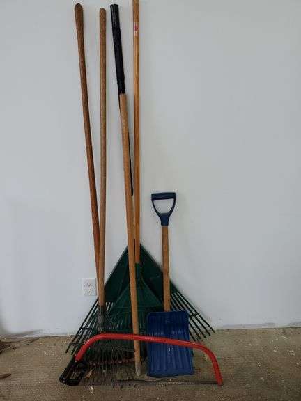 Lawn rakes, small snow shovel, tree branch saw - Bid-Assets Online Auctions