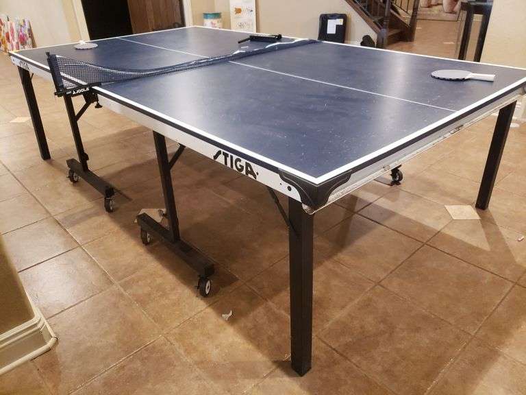 Stiga professional ping pong table, with net assembly and two paddles