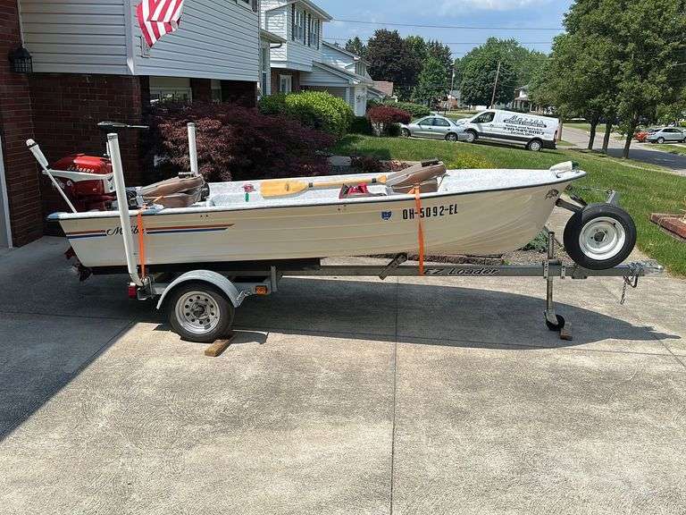 12' Malibu fiberglass fishing boat with Minn Kota trolling motor with