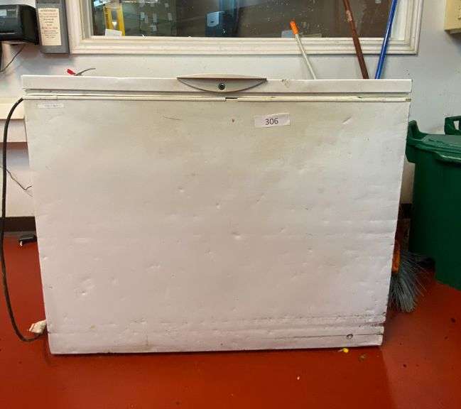 CHEST FREEZER 15 CUBIC FEET Bartlett Auctions Inc.