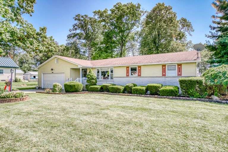 1400 Sq Ft Ranch on 2 Acres - Monroeville, IN