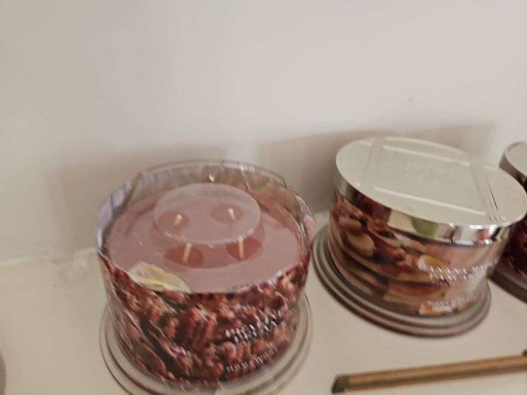 Homeworx New Unburned Candles Banana Maple Pancakes & Praline Pecan Bartkus Auctioneers