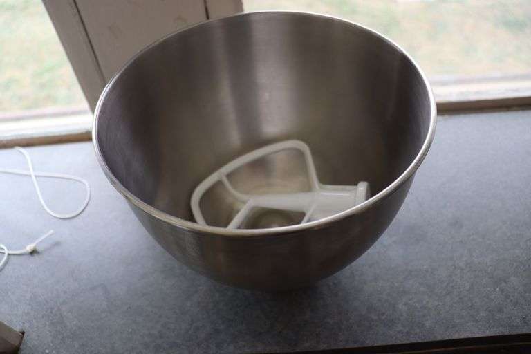 KitchenAid K45SSWH mixer with stainless bowl, whisk, paddle, dough hook