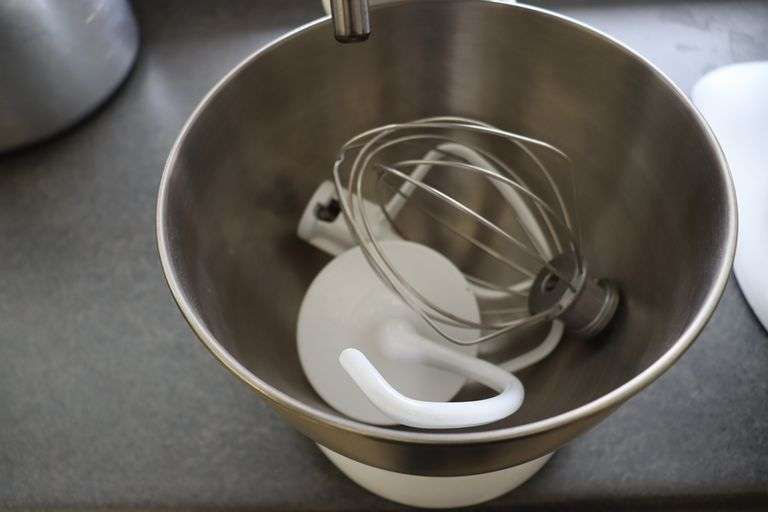 KitchenAid K45SSWH mixer with stainless bowl, whisk, paddle, & dough