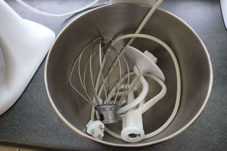 KitchenAid K45SSWH mixer with stainless bowl, whisk, paddle, & dough