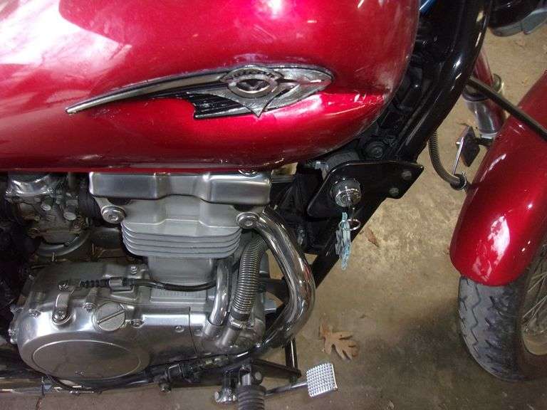2006 Kawasaki 500cc Vulcan motorcycle, 11,000 miles, good rubber, runs good, dent in gas tank