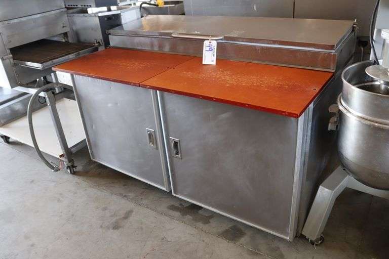 Silverking SKPZ60 stainless portable 1 lid 2 door raised rail pizza make table - nice