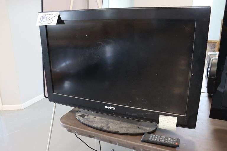 32" Sanyo TV - needs wiped down