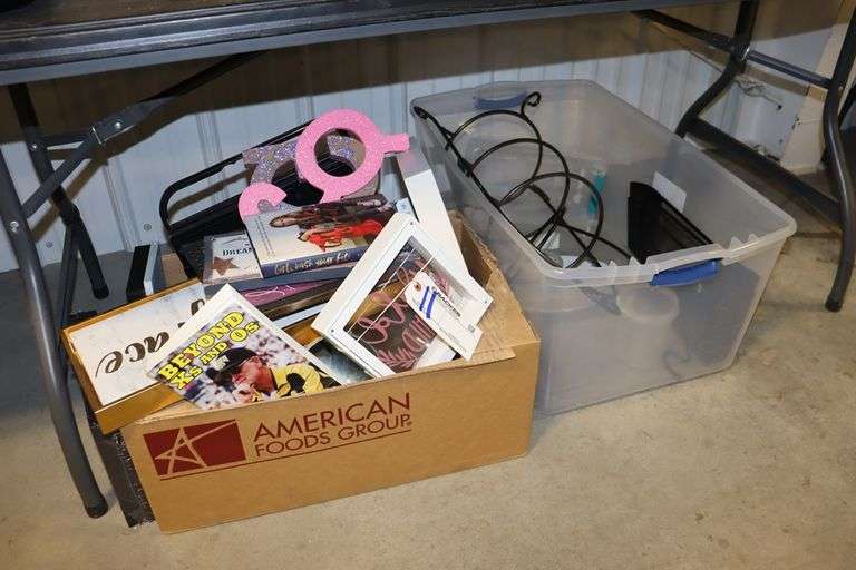 All to go - Décor, signs, tote, & more under table